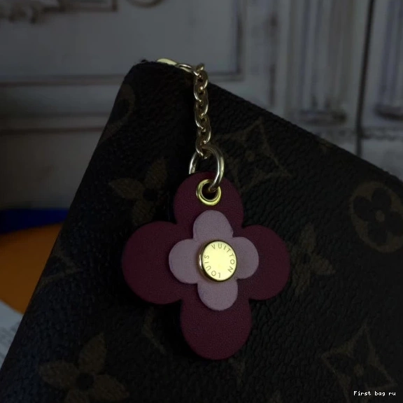 First bag ru Vuitton CHANELEMENCE wallet Louis 0711